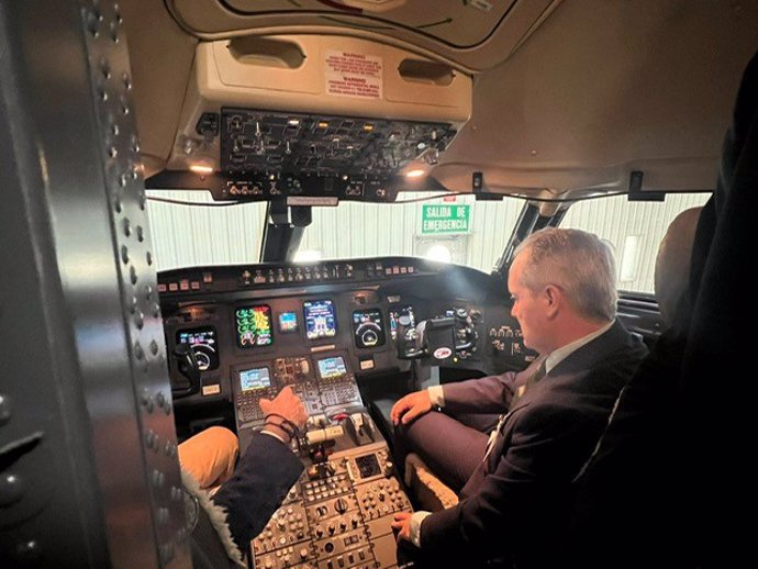 El consejero de Infraestructuras, Transporte y Vivienda, Manuel Martín Castizo, en la cabina de un avión.