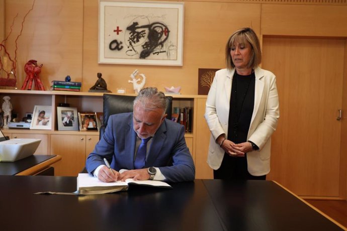 El ministro de Política Territorial y Memoria Democrática, Ángel Víctor Torres, firma el libro de honor de L'Hospitalet junto a su alcaldesa, Núria Marín.