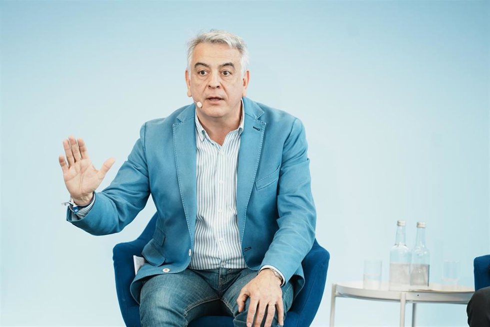 El candidato del PP a lehendakari, Javier De Andrés, interviene durante el encuentro Sociedad Abierta, en el Palacio Euskalduna, a 17 de abril de 2024, en Bilbao, Vizcaya, País Vasco (España). Cuatro presidentes autonómicos del PP, viajan a Bilbao par