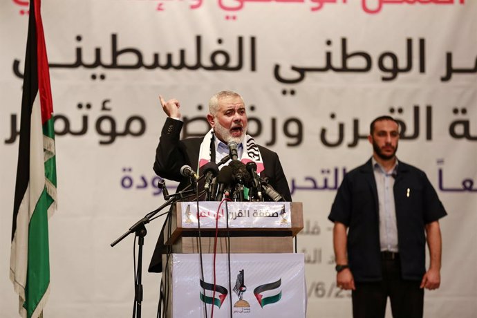 Archivo - 25 June 2019, Palestinian Territories, Gaza City: Islamist Hamas movement Chairman Ismail Haniya (L) speaks during a meeting against the US-sponsored conference on Palestinian economic development in Bahrain. The two-day meeting aims at raising 