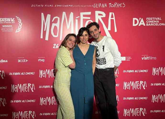 La directora Liliana Torres con los actores María Rodríguez y Enric Auquer, este miércoles en el cine Zumzeig de Barcelona durante la presentación