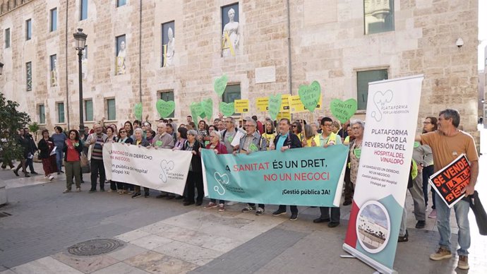 Desenes de persones es concentren enfront de les Corts per a reclamar la reversió del Departament de Salut Elx-Crevillent