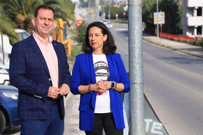Mercedes Gámez y Javier Padorno en el acceso a Jaén por la Carretera de Córdoba