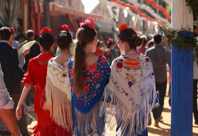 Imágenes del ambiente que se vive en el Real de la Feria.