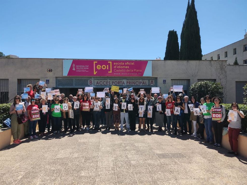 Concentración a las puertas de una EOI