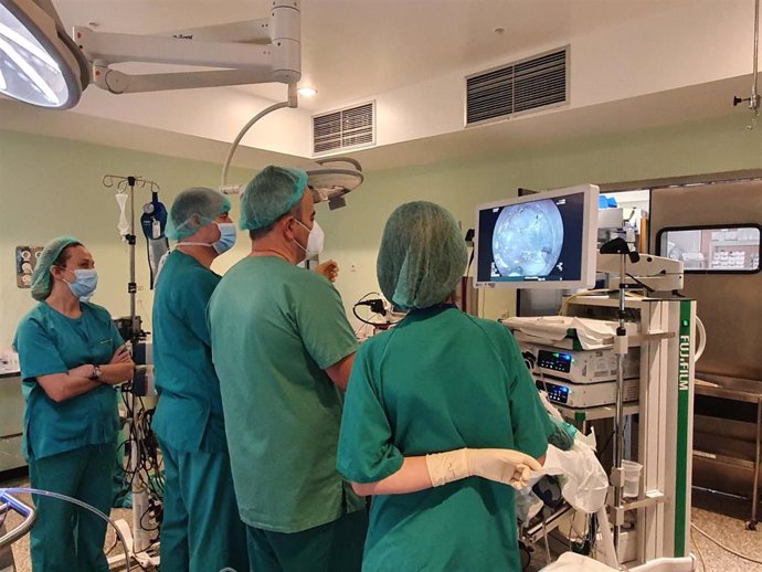 Un momento de la intervención con  la última técnica endoscópica para tratar el trastorno motor esofágico crónico en el Hospital Universitario de Cabueñes, en Gijón.