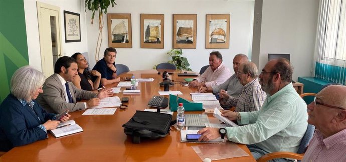 El delegado de Sostenibilidad, Medio Ambiente y Economía Azul de la Junta en Huelva, Pedro Yórquez, ha recibido a los representantes de la Delegación Onubense de la Federación Andaluza de Caza (FAC).