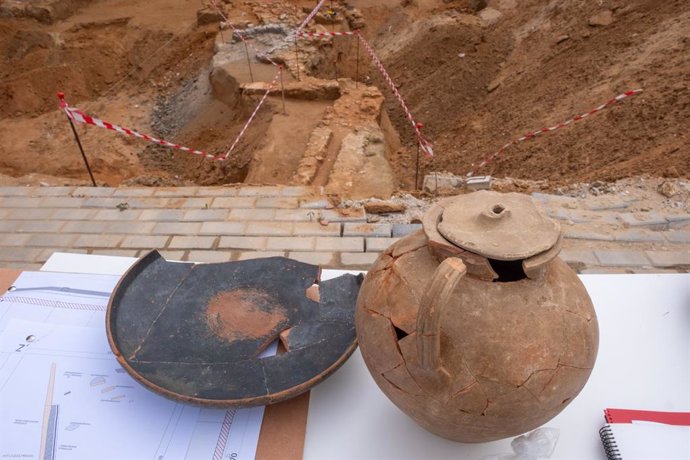 Vasija encontrada entre los restos arqueológicos de una obra en la ciudad de Cádiz.