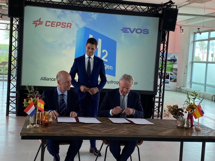 Firma del acuerdo entre Evos y Cepsa