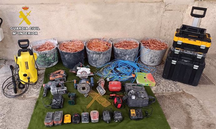 Cable y herramientas recuperadas a los detenidos en Sant Llorenç des Cardassar.