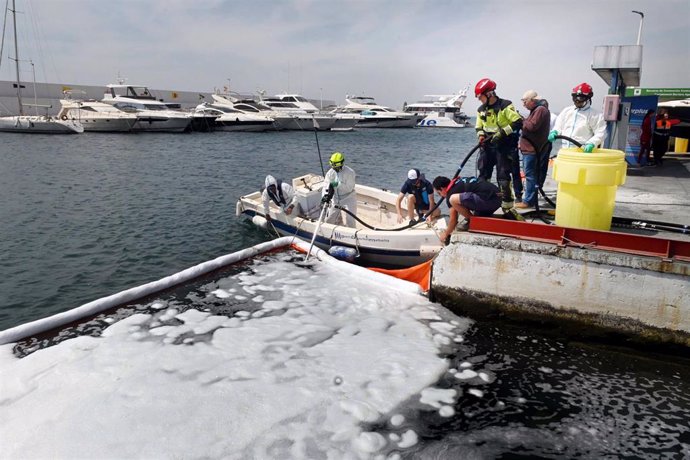 Efectivos de los servicios de emergencia participa en un simulacro de rescate acuático en el Puerto Deportivo Virgen del Carmen y en la playa de El Faro
