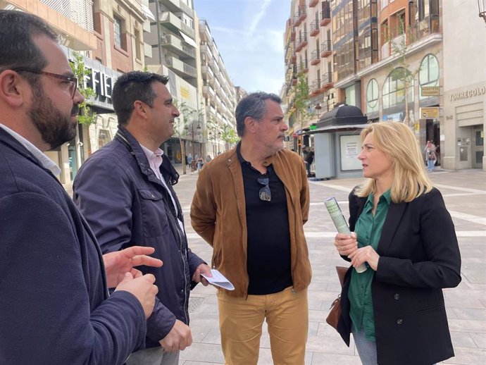 El senador por el PSOE de Huelva y secretario de Relaciones Institucionales de la Ejecutiva Provincial, Amaro Huelva (segundo por la izquierda), junto a otros representantes socialistas.