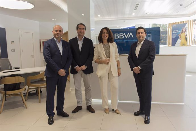 El 'country manager' de BBVA en España, Peio Belausteguigoitia, ha visitado la oficina principal de Granada