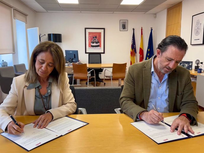 La presidenta de Gsbit, Margarita Martínez, y el conseller de Empresa, Empleo y Energía, Alejandro Sáenz de San Pedro, firman el protocolo de colaboración.
