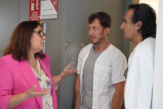 La consellera de Salud, Manuela García, visita los centros de salud Vila y es Viver