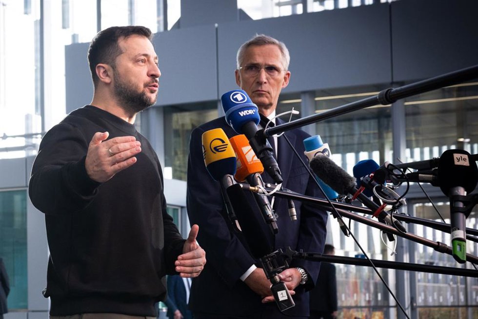 Archivo - El presidente de Ucrania, Volodimir Zelenski, junto al secretario general de la OTAN, Jens Stoltenberg, en Bruselas en octubre de 2023