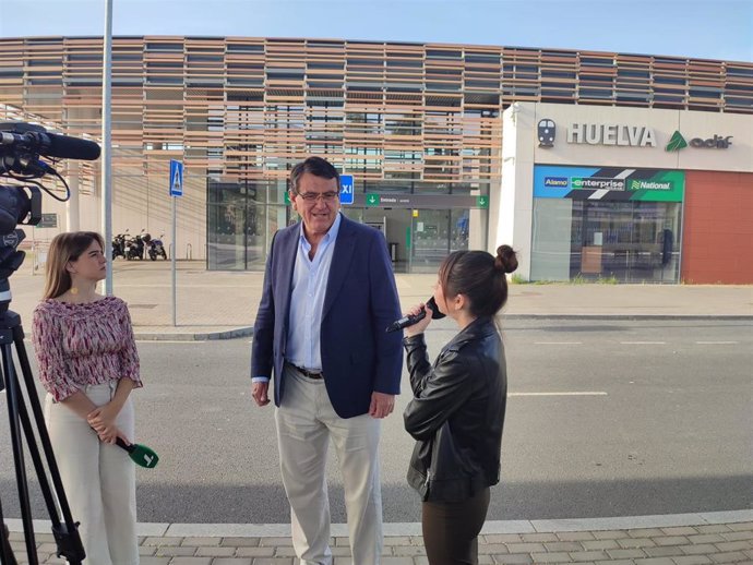 El parlamentario por Huelva de Vox en el Parlamento andaluz, Rafael Segovia, a la puerta de la Estación de Tren.