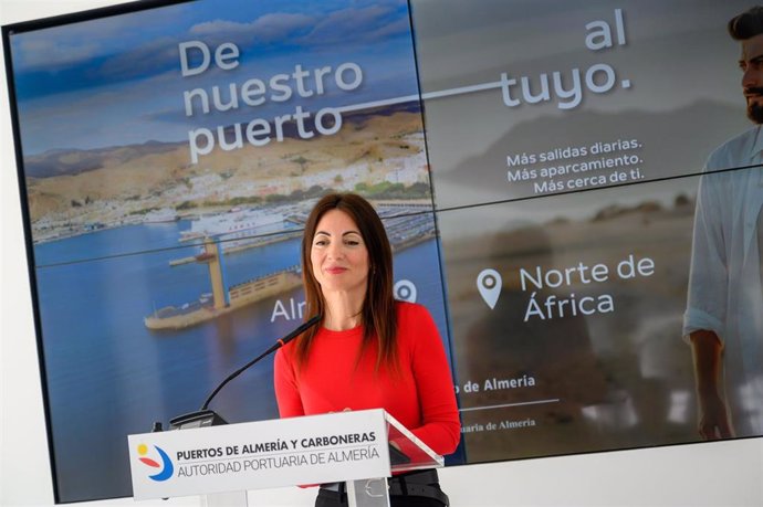 La presidenta de la Autoridad Portuaria de Almería, Rosario Soto, presenta la campaña 'De nuestro puerto al tuyo'.