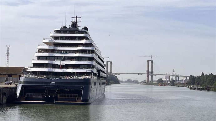 Llegada del crucero de lujo Evrima, de la cadena Ritz-Carlton, por primera vez al Puerto de Sevilla.