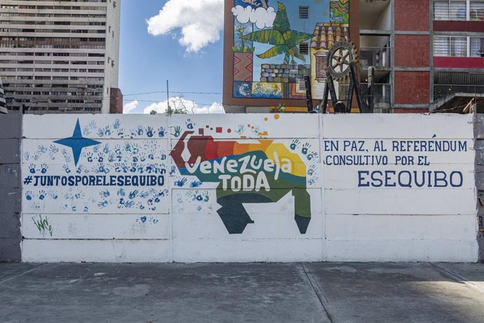 Archivo - Mural en Caracas en favor del control de Venezuela sobre el Esequibo.