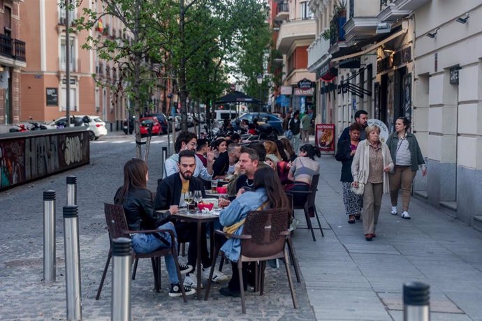 Varias personas en la terraza de un bar