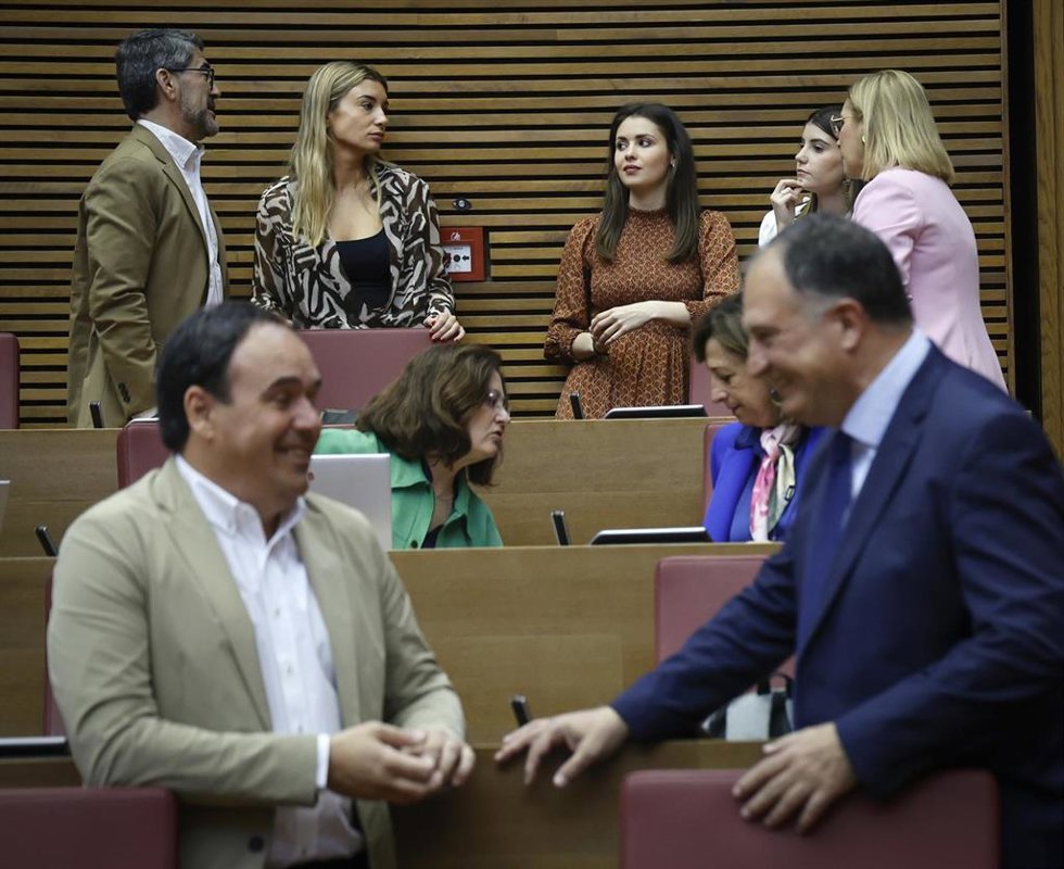 Diputados del PP en el pleno de Les Corts de este miércoles