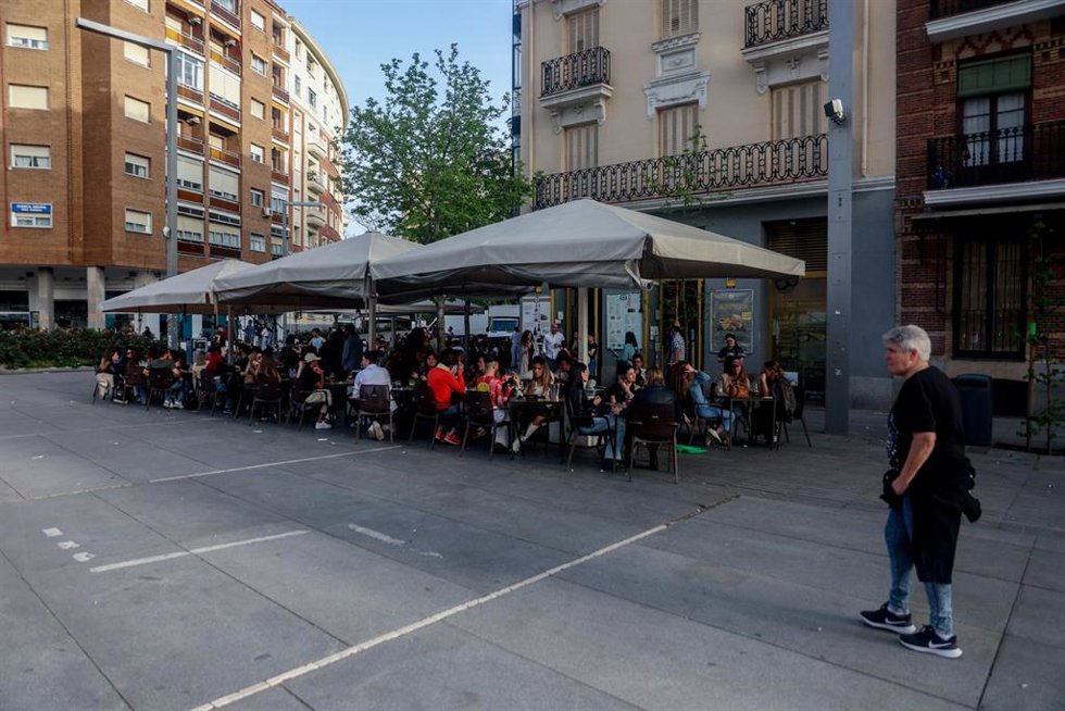 Varias personas en la terraza de un bar 
