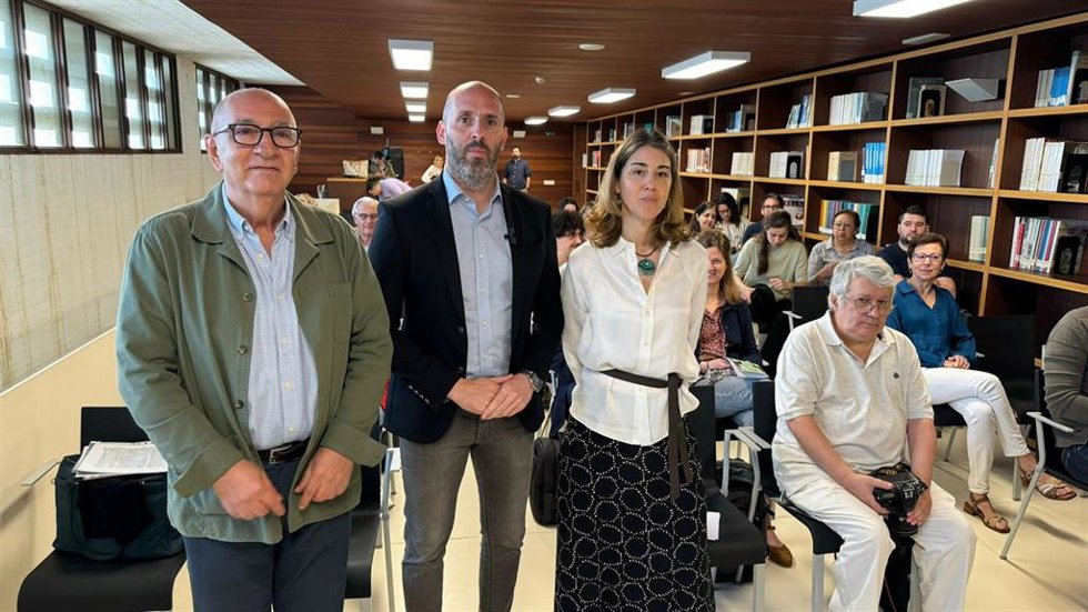 El delegado de Turismo, Cultura y Deporte, Eduardo Lucena (centro), en la inauguración del congreso.