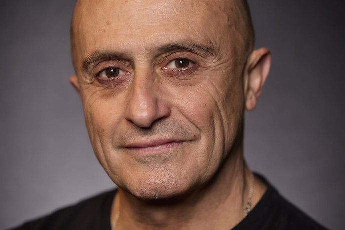 Archivo - Arxiu - L'actor Pepe Viyuela posa per a Europa Press, al Teatre del Barri, a 4 d'abril del 2022, a Madrid (Espanya). 