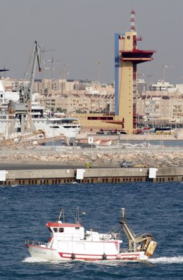 Archivo - Torre de control de salvamento marítimo del puerto de Almería en una imagen de archivo.