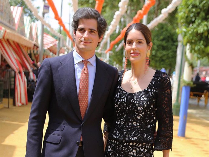 Fernando Fitz-James Stuart y Sofía Palazuelo en la feria, a 17 de abril de 2024, en Sevilla (España).