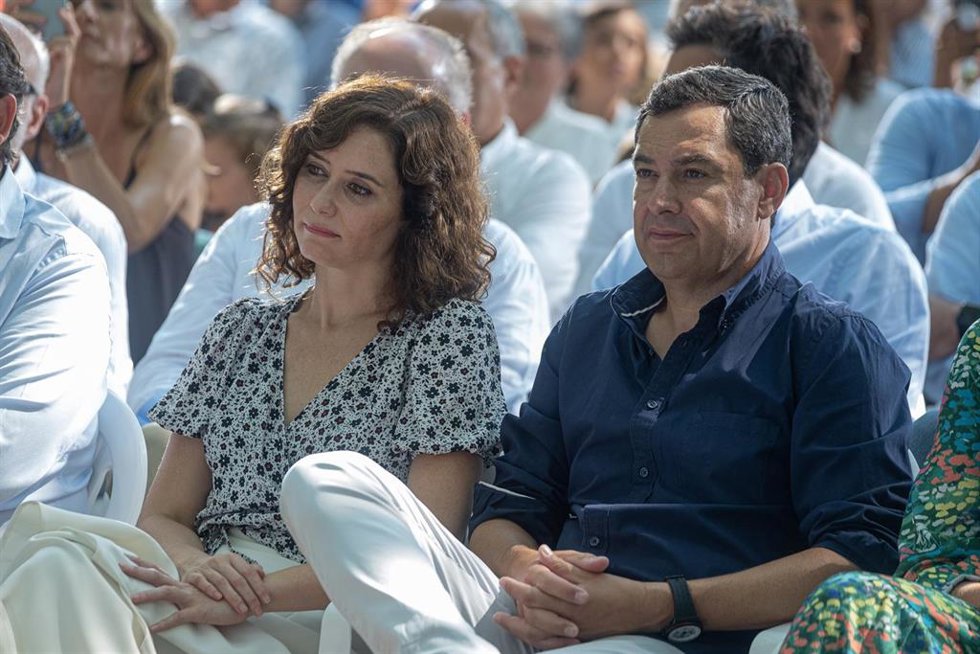 Archivo - La presidenta de la Comunidad de Madrid,Isabel Díaz Ayuso, y el presidente de la Junta de Andalucía, Juanma Moreno Bonillla.