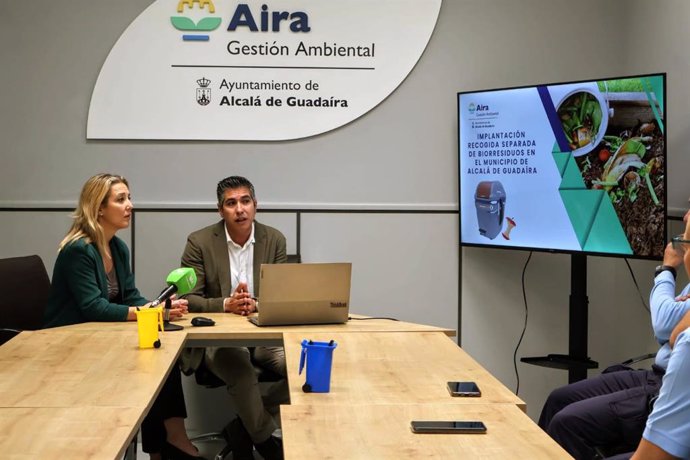 La alcaldesa de Alcalá y el gerente de Aira informan acerca del proyecto de la implantación de la recogida de biorresiduos.