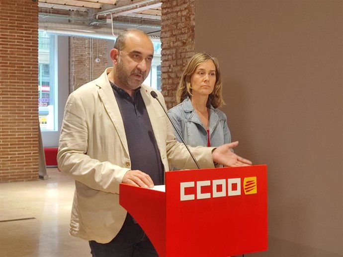 El secretario general de CC.OO. Catalunya, Javier Pacheco, en un acto en Barcelona junto a la candidata de Comuns-Sumar a las elecciones catalanas, Jéssica Albiach.
