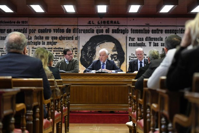 El senador del PP Salvador de Foronda (i), y el diputado del PP Eloy Suárez (c) durante la constitución y designación de la mesa de la Comisión de Investigación por el caso Koldo, en el Senado, a 1 de abril de 2024, en Madrid (España). La Comisión de 