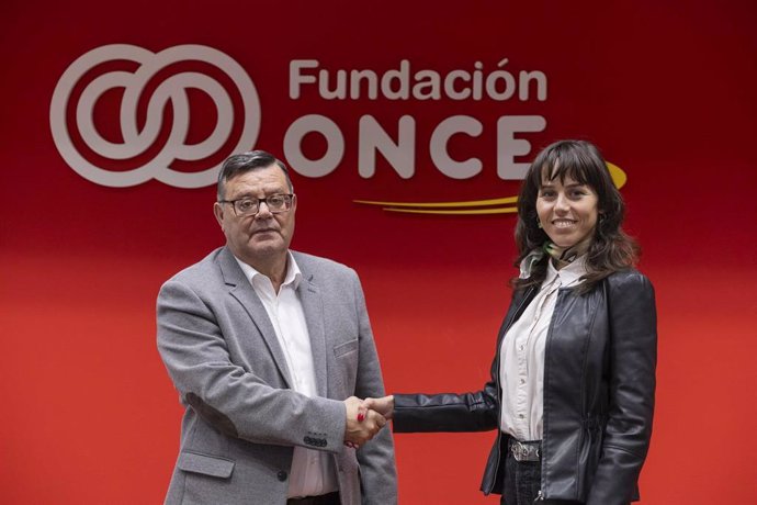 Acuerdo entre el director general de Fundación ONCE y vicepresidente de Inserta Empleo, José Luis Martínez Donoso, y la directora general de la Fundación Youth Business Spain, Sara Simón