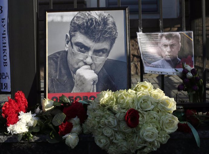 Archivo - Flores para conmemorar a Boris Nemtsov durante un memorial 
