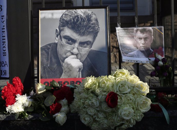 Archivo - January 21, 2016 - Boris Nemtsov's portrait is seen in front the Russian Embassy in Kiev,Ukraine on February 27, 2016.  The Russian opposition politician Boris Nemtsov was murdered at the Kremlin walls in Moscow a year ago.