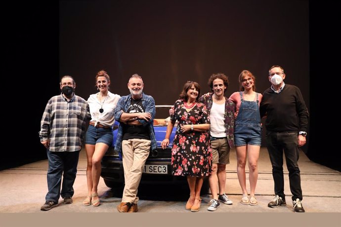 Archivo - El director Ramón Paso a la izquierda, junto al equipo de la producción 'Blablacoche'