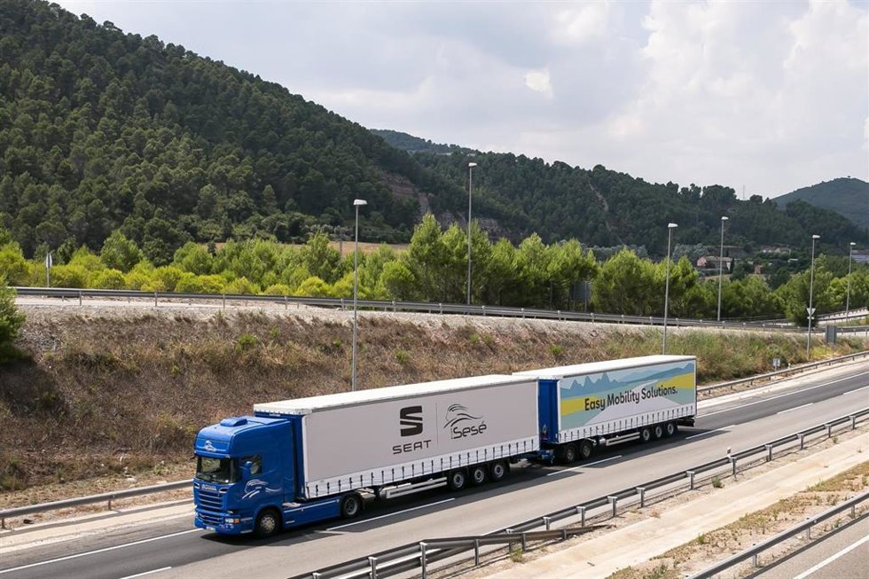 Archivo - Imagen de un duotráiler utilizado por Seat para transportar piezas.