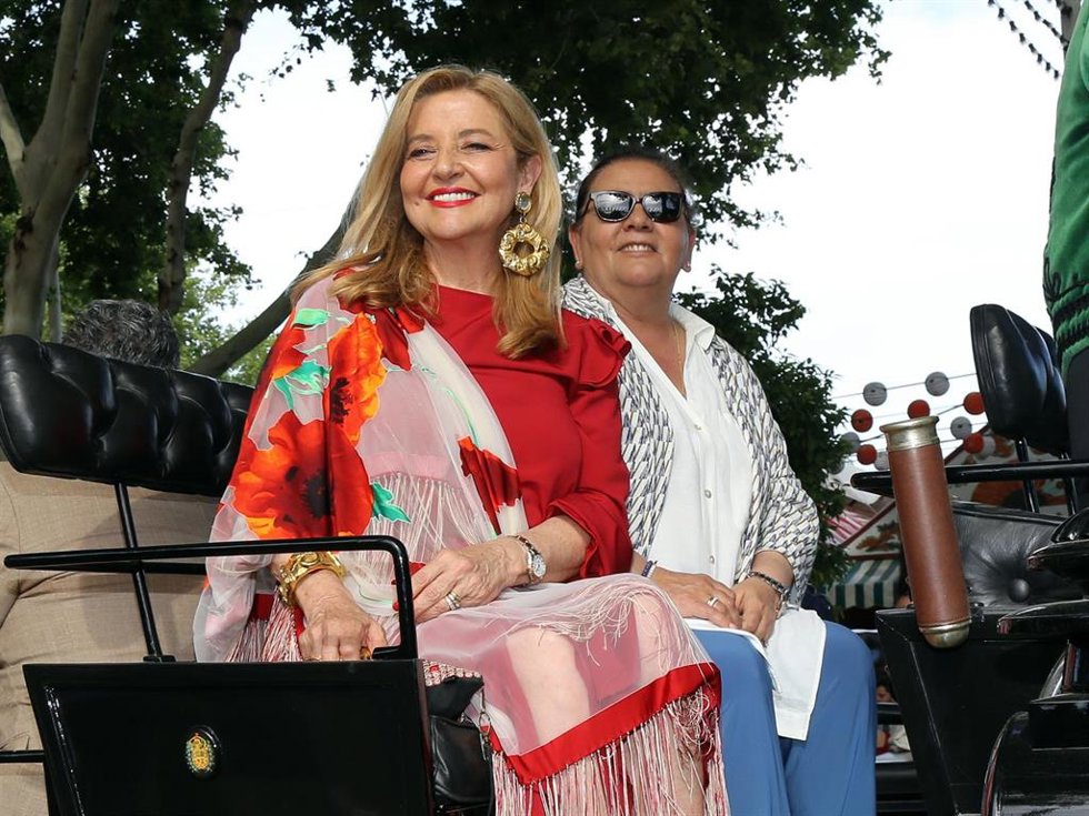 María del Monte e Inmaculada Casal en la feria, a 17 de abril de 2024, en Sevilla (España).