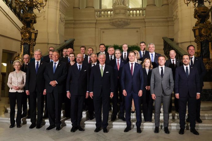 HANDOUT - 17 April 2024, Belgium, Brussels: King of Belgium Philippe (C) poses for a group photo with European leaders during a reception on the occasion of the Special European Council meeting. Photo: Dario Pignatelli/European Council /dpa - ATTENTION: e