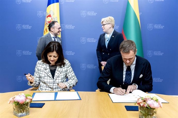 Momento de la firma del CDI entre Andorra y Lituania