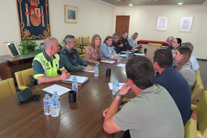 Imagen del encuentro que ha presidido la subdelegada del Gobierno de Córdoba, Ana López, para la coordinación de la peregrinación a la aldea del Rocío.