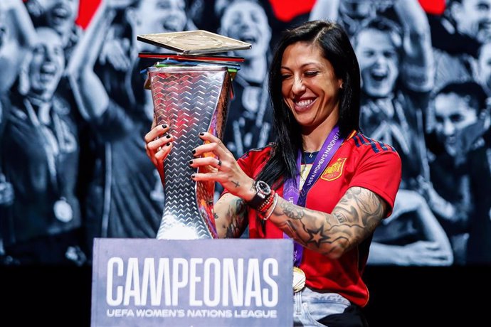 Archivo - Jenni Hermoso of Spain poses with the trophy during the celebration of the Spain Women Team after winning the UEFA Women's Nations League at Palacio Vistalegre on February 29, 2024 in Madrid, Spain.