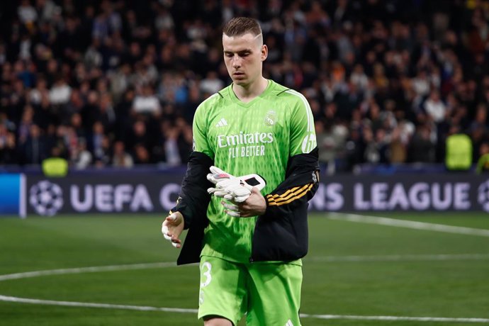 Archivo - Andriy Lunin of Real Madrid looks on during the UEFA CHampions League, Round of 16, football match played between Real Madrid and RB Leipzig at Santiago Bernabeu stadium on March 06, 2024, in Madrid, Spain.