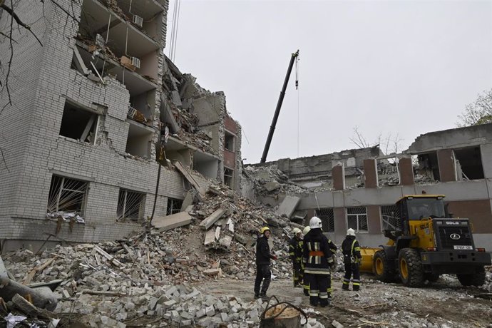 Edificio destruido en un ataque ruso contra la ciudad ucraniana de Chernígov