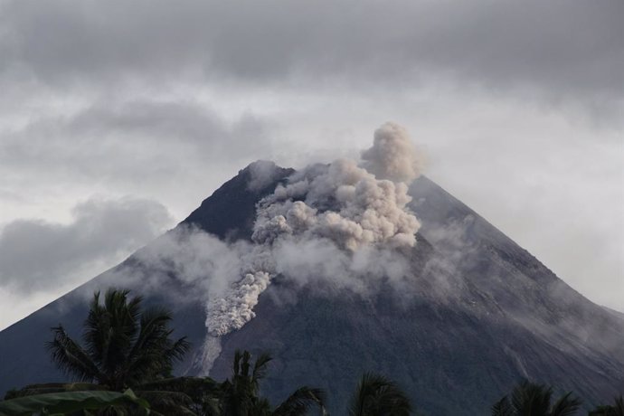 Archivo - Imagen de archivo de un volcán en Indonesia.