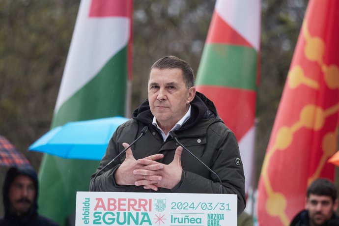 El coordinador general de la coalición, Arnaldo Otegi, interviene durante una manifestación por el Aberri Eguna, a 31 de marzo de 2024, en Pamplona, Navarra (España).