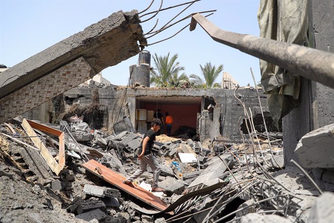 Archivo - Palesstinos inspeccionan un edificio destruido por un bombardeo del Ejército de Israel contra la ciudad de Beit Hanun, en el norte de la Franja de Gaza (archivo)
